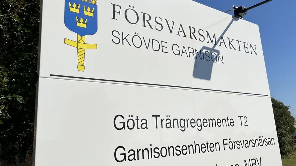 Två officerare får löneavdrag efter sexofredanden