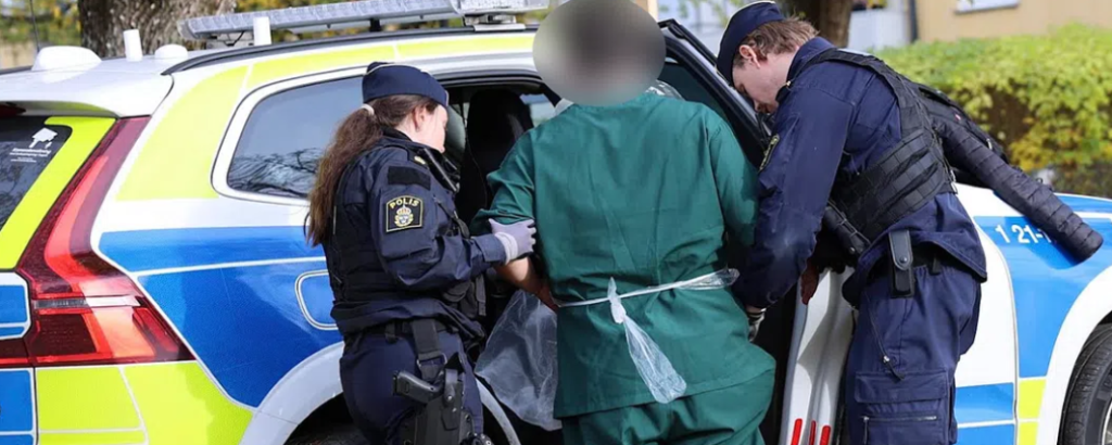 En av de gripna personerna hade läkarkläder på sig.
